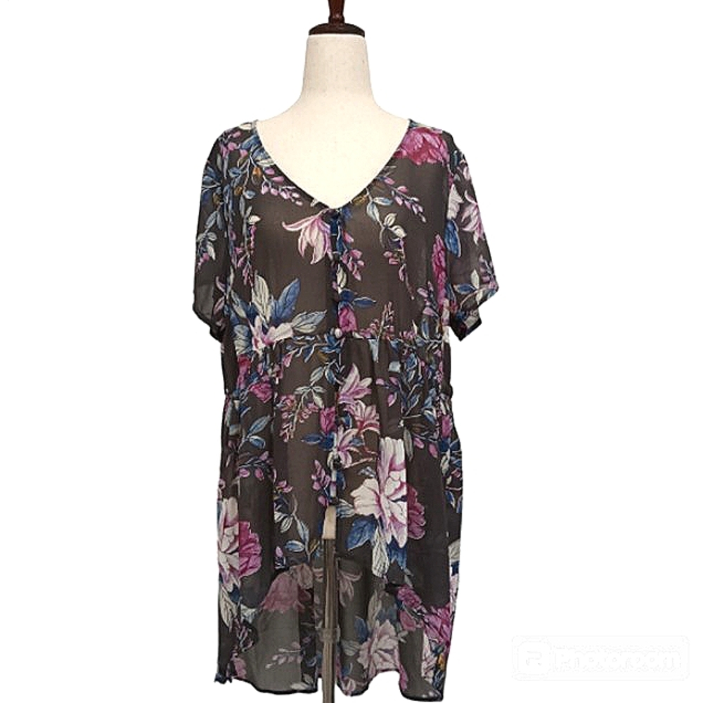 🎁 NWOT Torrid, Sheer, Hi-Lo Tunic. Elastic Waist, Short Sleeves, Fabric Buttons